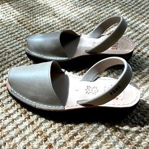 Pons avarcas in taupe. Platform style.